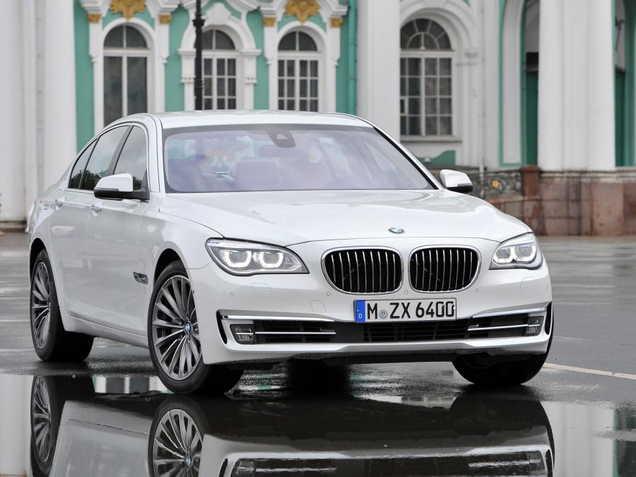  BMW 750i 2012 года  (фото 7 из 16)